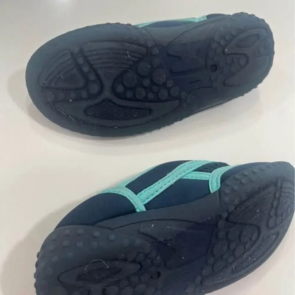 Youth 9-10 Toddlers water shoes  Childern’s place baby blue on dark blue